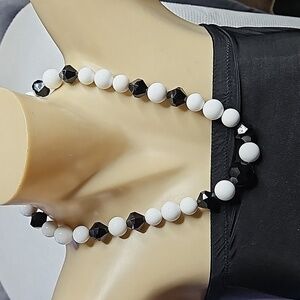 JOAN RIVERS BLACK AND WHITE CHUNCKY NECKLACE